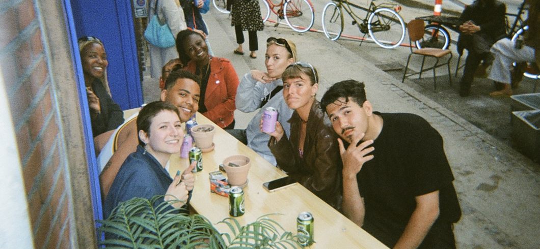 Personer som sidder og drikker øl