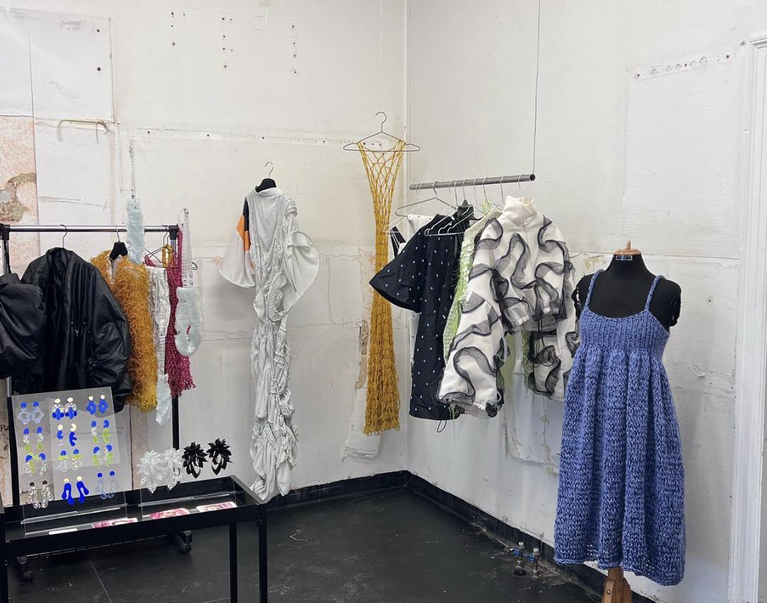 Tøj som hænger på en mannequin