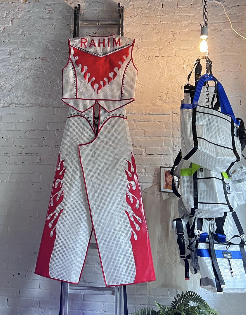 Tøj som hænger på en bøjle