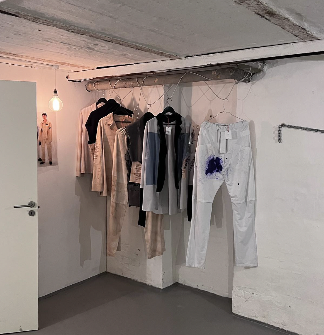 Tøj som hænger på en snor