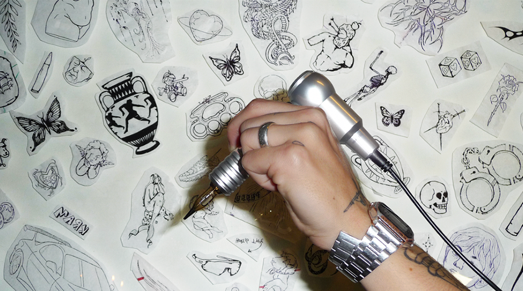 Hånd der holder en nål