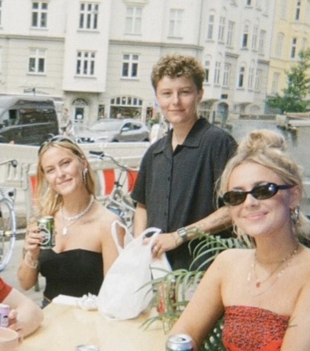 Tre tatovører: Sally, Emily og Tania